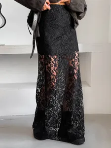 Eleganter schwarzer Maxirock aus transparenter Spitze mit edlem Blumenmuster in Knöchellänge