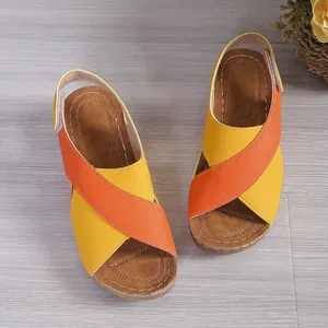 Detailansicht der Keilsandalen mit Klettverschluss in Gelb und Orange, offenes Design.