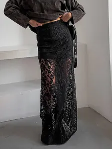 Eleganter schwarzer Vintage-Spitzenrock in Maxilänge mit feinem Blumenmuster für Damen