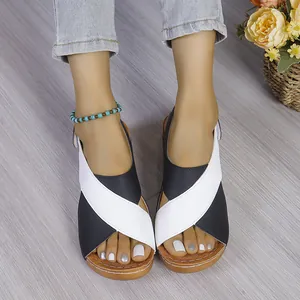 Detailaufnahme der Damen-Plateausandalen mit schwarz-weißen überkreuzten Riemen