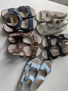 Auswahl an Damen-Plateaubaum-Sandalen in verschiedenen Farben mit verstellbaren Trägern
