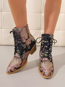 Detailansicht der Damen-Vintage-Stiefeletten mit Blumenmuster, Schnürung und Blockabsatz