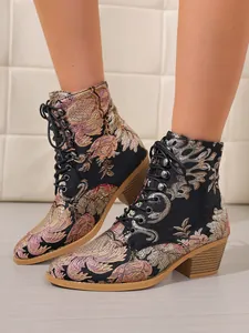 Detail der Vintage-Stiefeletten mit Blumenmuster, Blockabsatz und Schnürung für Damen.