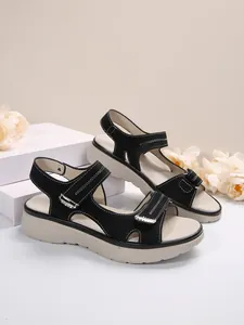 Modieuze zwarte plateausandalen voor dames met klittenbandsluiting en witte stiksels
