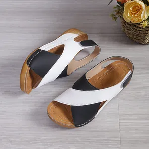 Detail der schwarz-weißen Plateau-Sandalen für Damen mit bequemer Keilsohle.