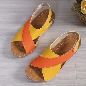 Detailansicht der farbenfrohen Damen-Plateausandalen mit gelben und orangen Lederriemen.
