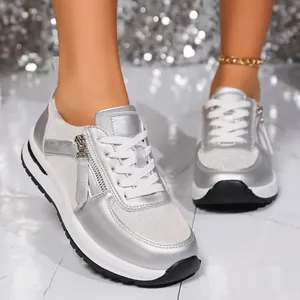 Modische silberne Metallic-Plateau-Sneaker für Damen mit seitlichem Reißverschluss, schick