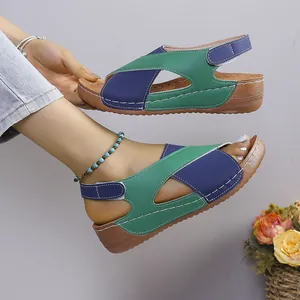 Seitendetail der Damen Plateau-Sandalen mit Klettverschluss in modischem Farbblock-Design