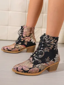 Detail der Vintage-Blumenstickerei auf Damen-Stiefeletten mit Blockabsatz und Schnürung