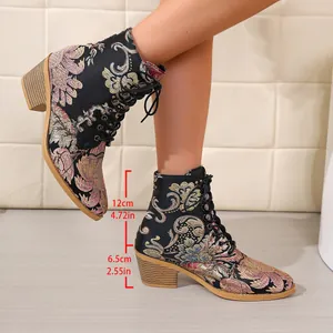 Detailansicht der Vintage-Stiefeletten mit Blumenstickerei und stabilem 6,5 cm Blockabsatz