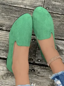 Mocassini piatti in pelle scamosciata verde da donna con design a punta rotonda
