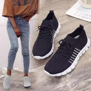 Leichte, atmungsaktive Mesh-Sneaker für Damen mit Schnürung und weißen Gummisohlen.