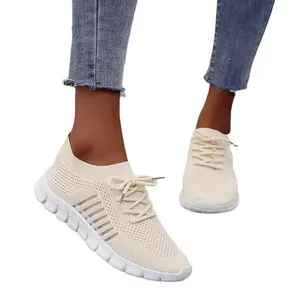 Detailansicht beige, leichte, hohle Mesh-Sneaker für Damen, direkt am Fuß getragen