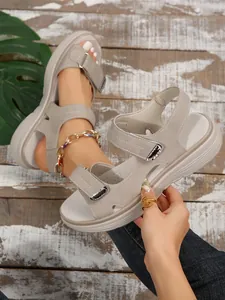 Détail de sandales à plateforme pour femmes avec brides velcro et semelle épaisse