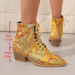 Detailansicht der Maße von gelben Satin-Stiefeletten mit Blumenstickerei und Schnürung
