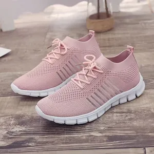Detailansicht pinker Strick-Sneaker mit weißer, leichter und flexibler Sohle.
