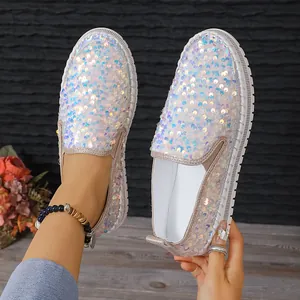 Vue détaillée des mocassins à paillettes irisées à la mode avec bout rond et semelle