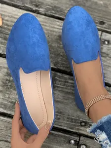 Dettaglio dei mocassini bassi in pelle scamosciata blu vivace da donna con punta rotonda