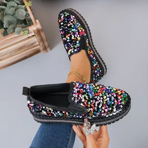 Gros plan sur des ballerines à paillettes colorées pour femmes avec détails strassés