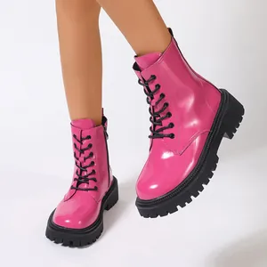 Gros plan détaillé sur des bottines à plateforme en cuir verni rose vif pour femmes