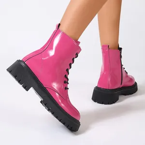 Vue détaillée de bottines Martin à plateforme en cuir verni rose avec semelle épaisse noire