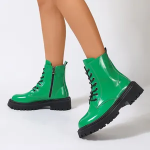 Bottines Martin en cuir verni vert vif avec semelle plateforme noire pour femme