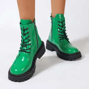 Vue détaillée de bottines à plateforme en cuir verni vert vif avec d'épaisses semelles crantées.