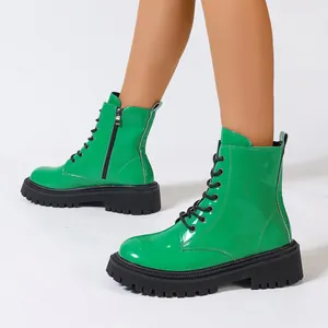 Vue détaillée de bottines à plateforme en cuir verni vert brillant avec laçage noir