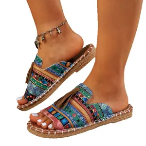 Sandalias planas de estilo bohemio con patrones coloridos y borlas de flecos para playa.