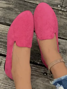 Vista dettagliata delle ballerine in pelle scamosciata fucsia con punta arrotondata.
