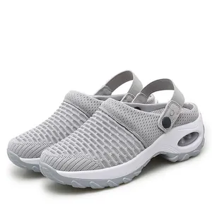Modische graue atmungsaktive Mesh-Clogs für Damen mit bequemer weißer Luftkissen-Sohle.