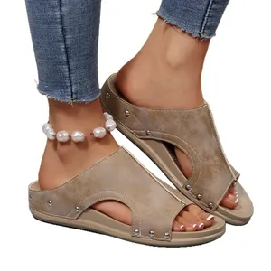 Sandales compensées pour femmes avec bout ouvert et détails de clous argentés, kaki