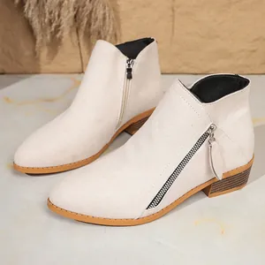 Elegante crèmekleurige suède enkellaarsjes met lage blokhak en ritssluiting opzij