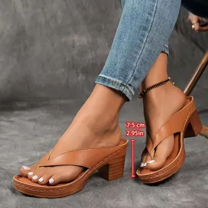 Seitenansicht von braunen Zehentrenner-Sandalen mit einem modischen 7,5-cm-Blockabsatz.