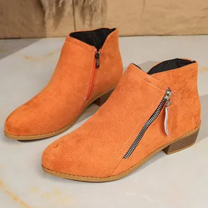 Elegante oranje suède dames enkellaarsjes met lage blokhak en ritssluiting opzij