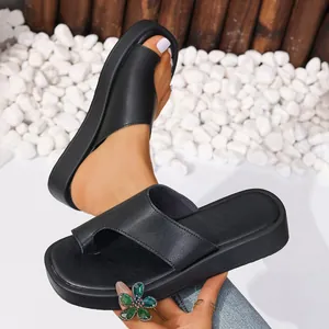 Sandales à plateforme noires pour femmes avec bride d'orteil et semelle en polyuréthane