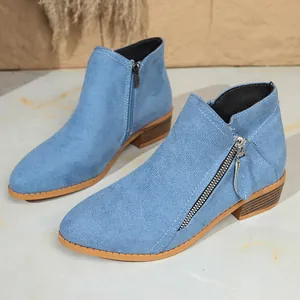 Stijlvolle blauwe suède enkellaarsjes met zijrits en een comfortabele blokhak.