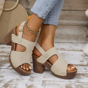 Stijlvolle beige plateausandalen met studs en dikke blokhakken voor dames zomers