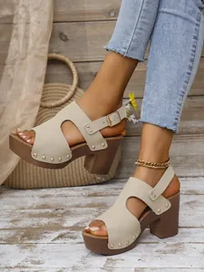 Modieuze beige sandalen met blokhak en plateau, gouden studs en verstelbaar enkelbandje