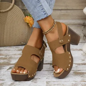 Stijlvolle bruine suède sandalen met blokhak en klinknagels voor de moderne zomermode