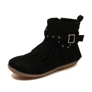 Botines planos de ante negro con flecos y detalle de correa con hebilla y tachuelas.