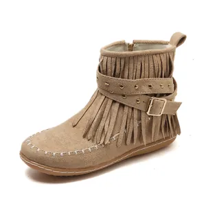 Vista detallada de botines de ante con flecos, tachuelas doradas y hebilla para mujer