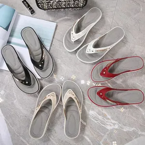 Zomerse dames slippers in verschillende kleuren met lasergesneden bandjes en grijs voetbed