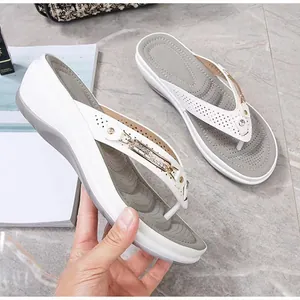 Elegante witte wedge slippers voor dames met metalen gesp en getextureerde zool