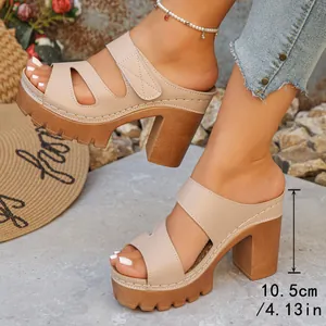 Seitenansicht beigefarbener Plateau-Sandalen mit 10,5 cm hohem, dickem Blockabsatz