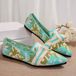 Vue détaillée de chaussures plates pointues pour femmes avec motif tricoté et nœud