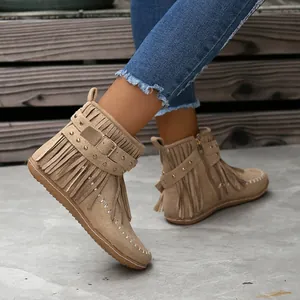 Elegantes botines de ante beige para mujer con flecos, tachuelas y hebilla de metal