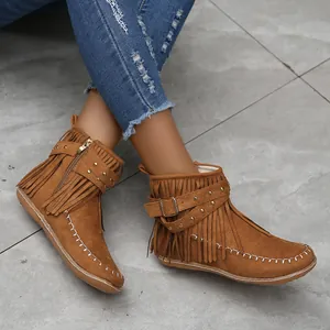 Botines de ante marrón con flecos y remaches, suela plana para moda de otoño para mujer