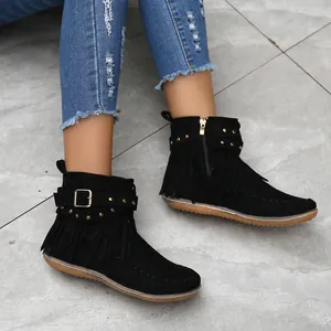 Botines de ante negro con flecos, tachuelas doradas y suela plana de goma resistente