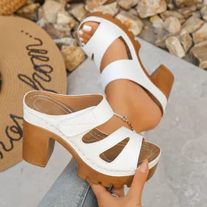 Weiße Plateau-Sandalen mit klobigen braunen Absätzen und Klettverschluss für den Sommer